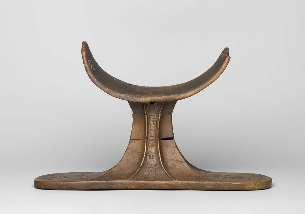 Древнеегипетская подушка из древесины. Фото: Wikipedia
